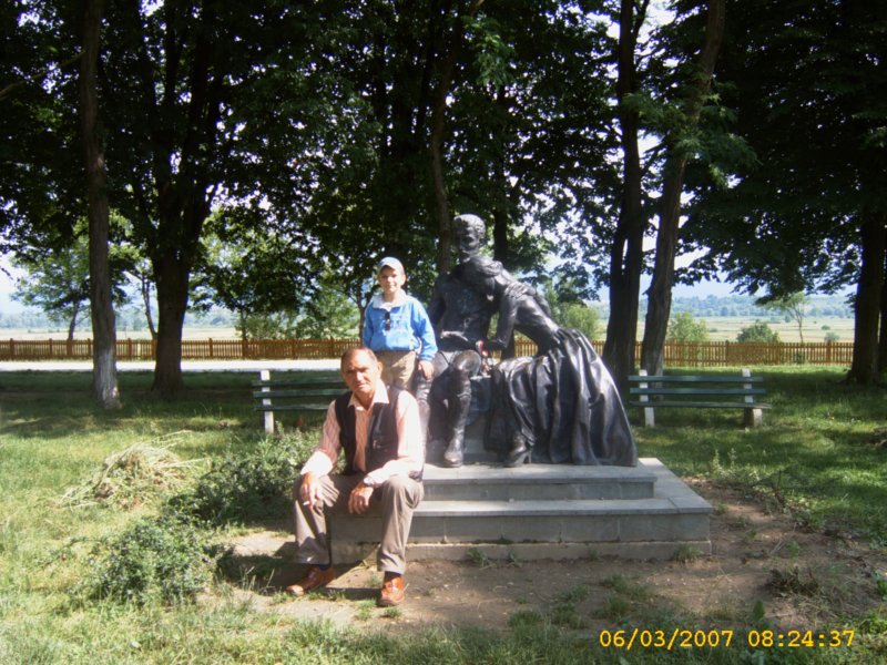 János és Szabolcs Petőfi szobránál